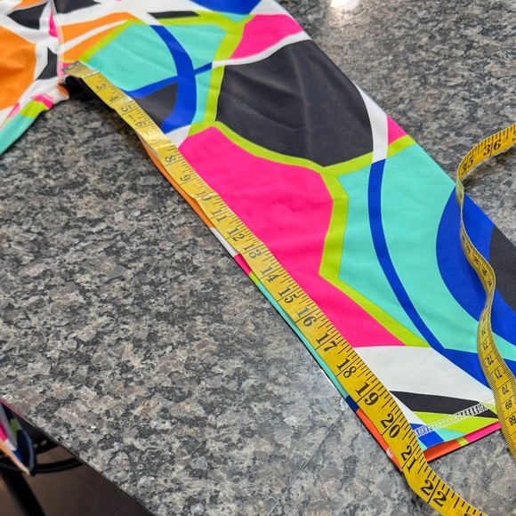 Fabletics Multicolor Geometric Capri Leggings NEW L - Picture 12 of 12